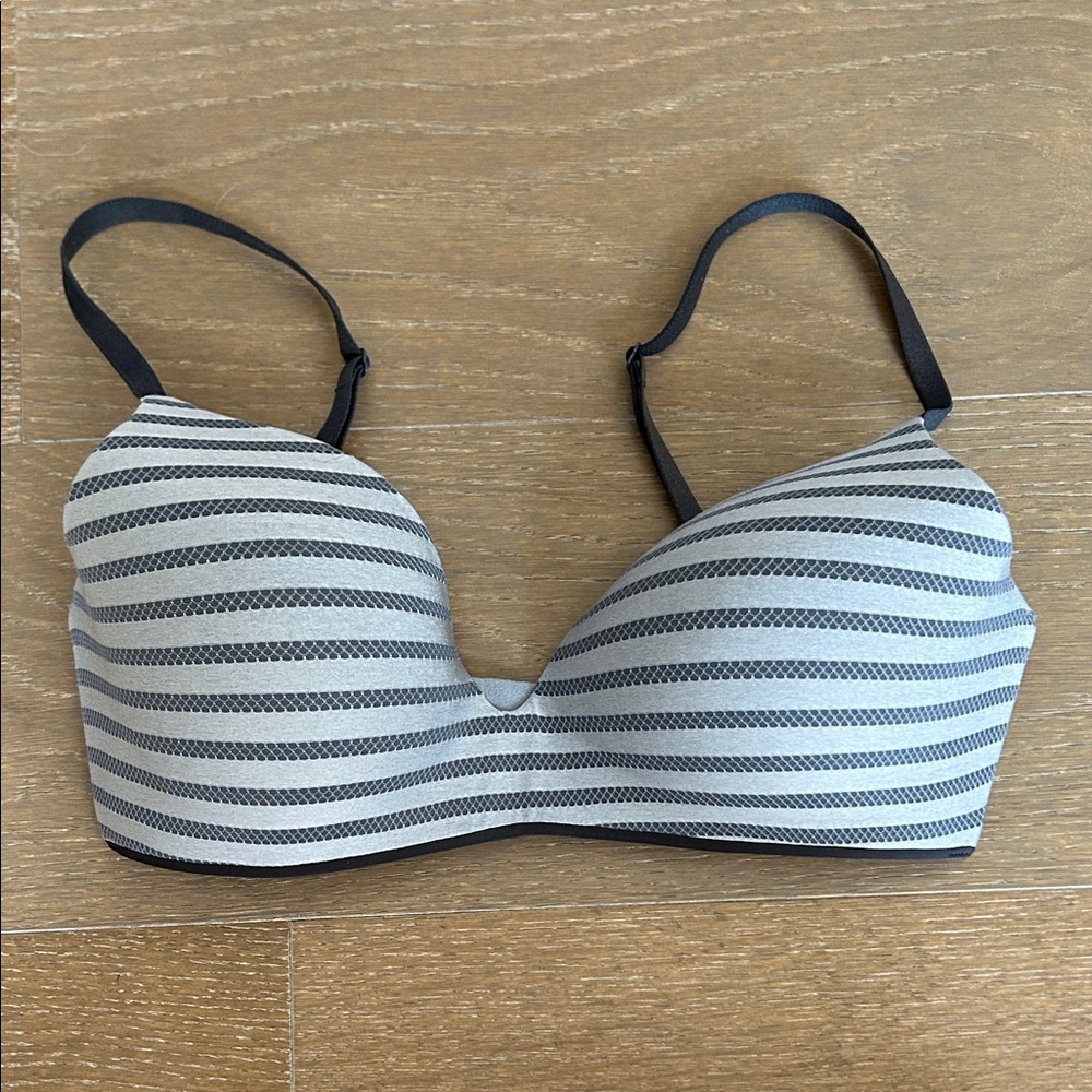 Victoria’s Secret Striped Gray and Black No Wire Lightly Lined Bra | 34C